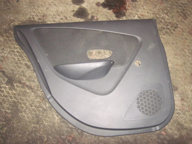 Обшивка двери задней левой