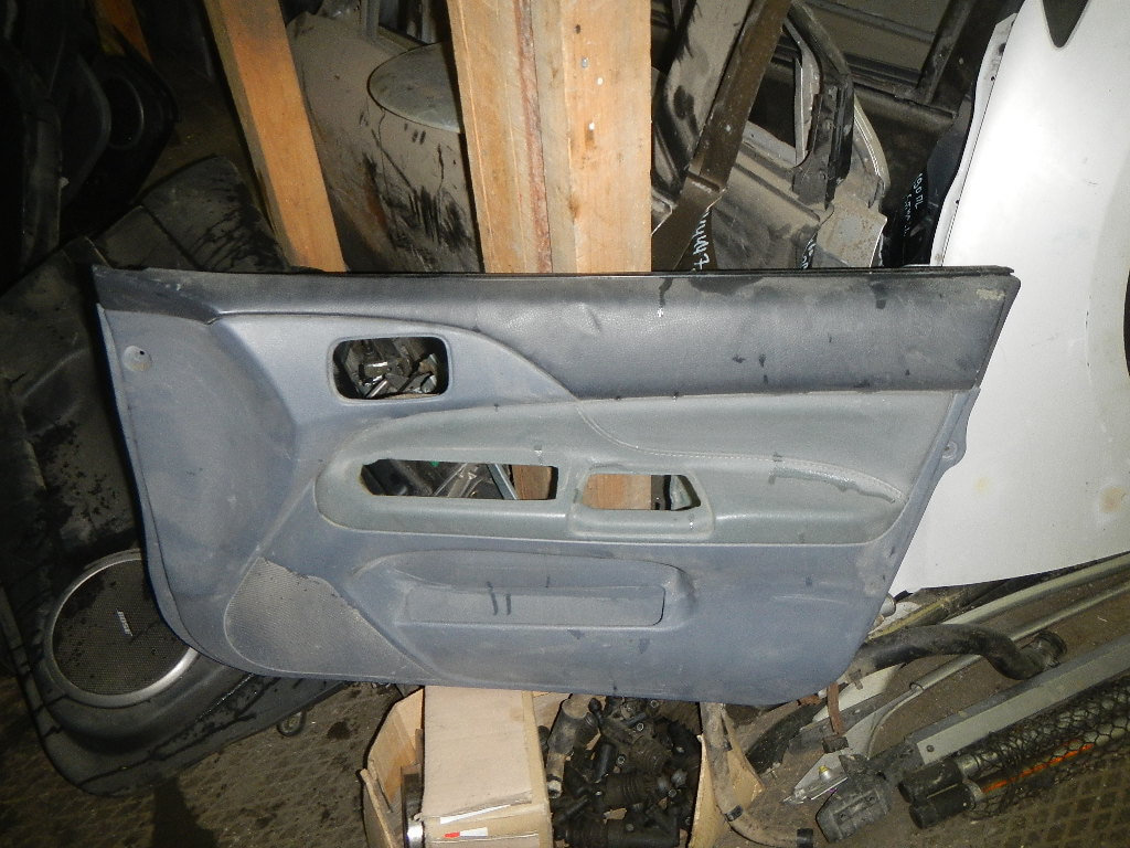 Обшивка двери передней правой