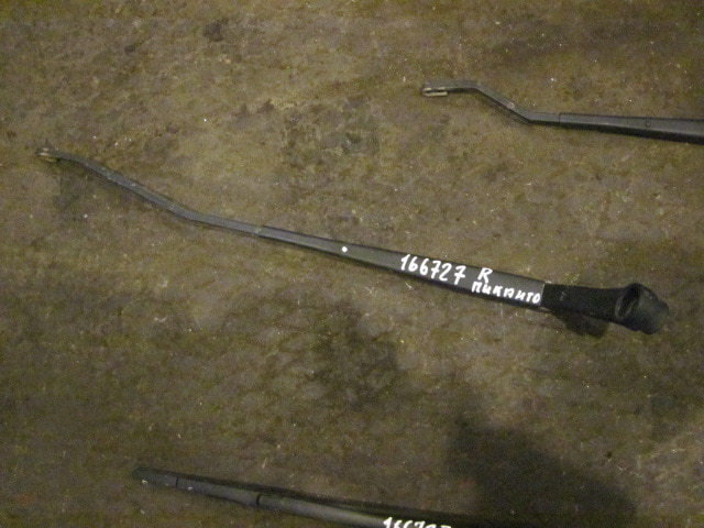 Поводок стеклоочистителя передний правый