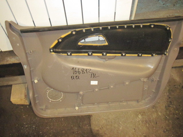 Обшивка двери передней левой