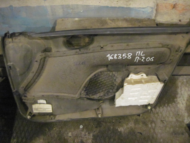 Обшивка двери передней левой