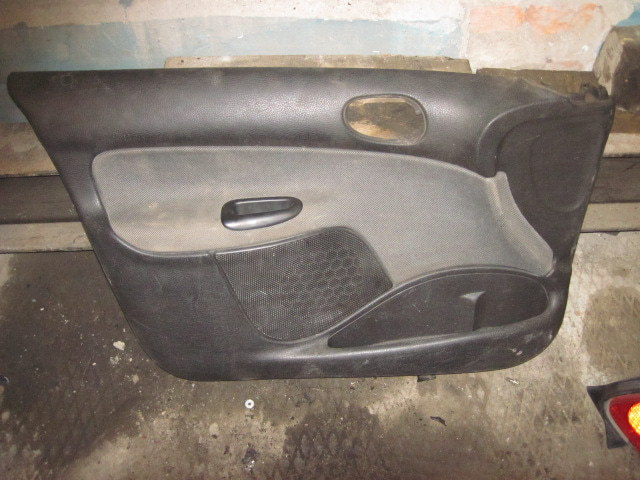 Обшивка двери передней левой