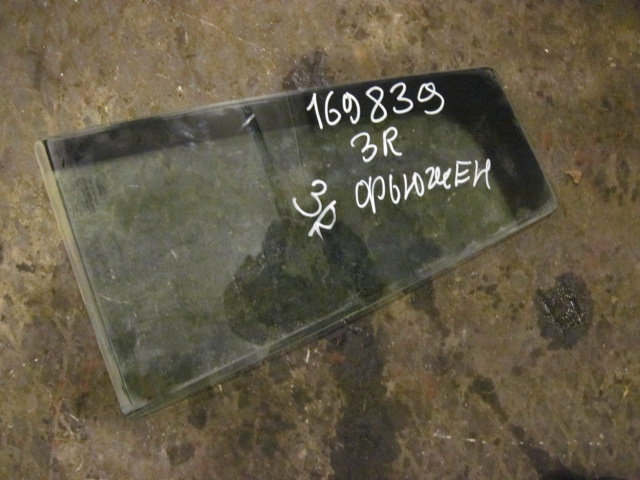 Стекло двери задней правой (форточка)