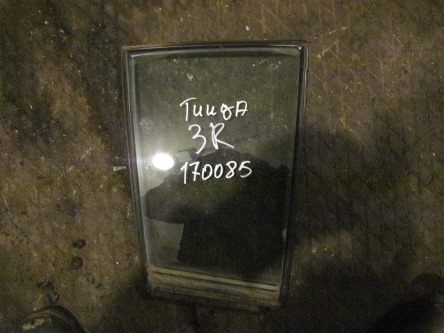 Стекло двери задней правой (форточка)