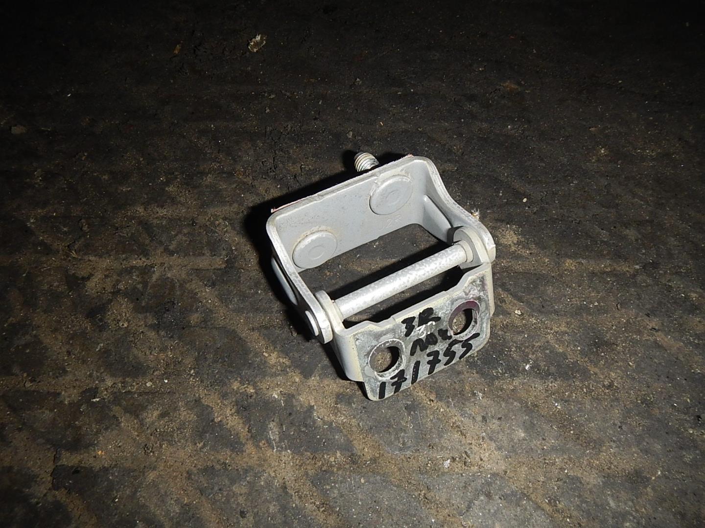 Петля двери багажника