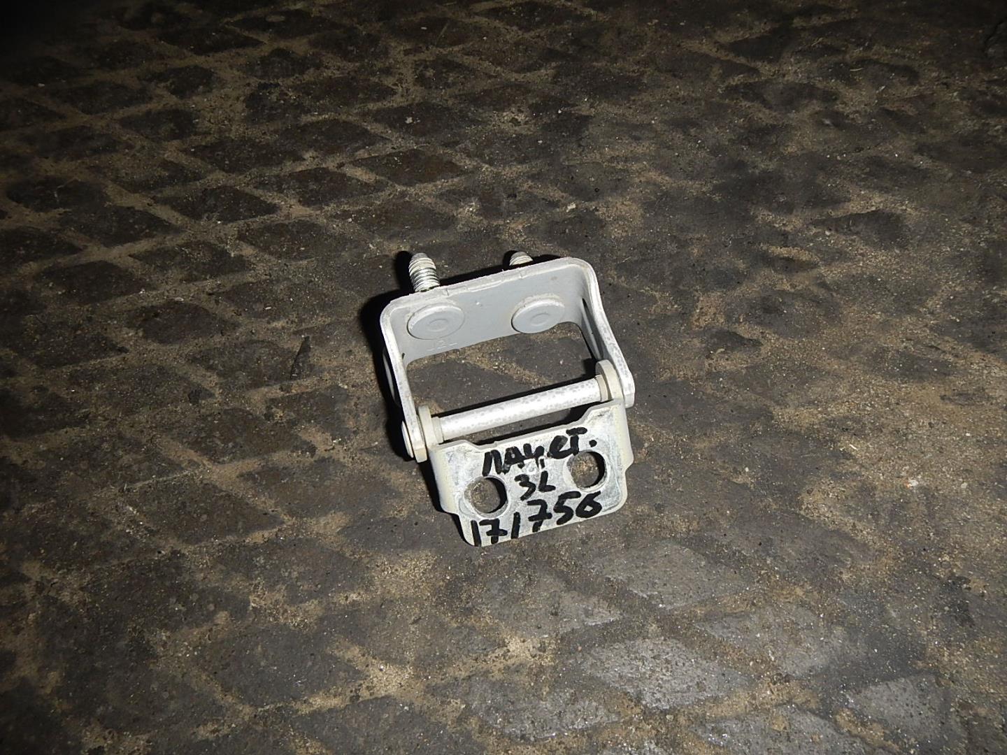 Петля двери багажника