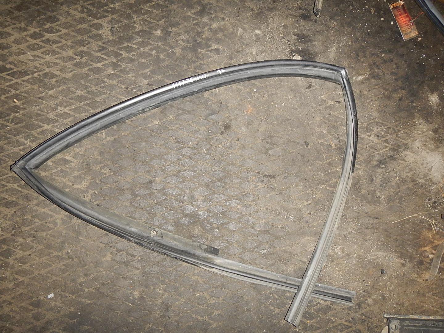 Уплотнитель стекла двери