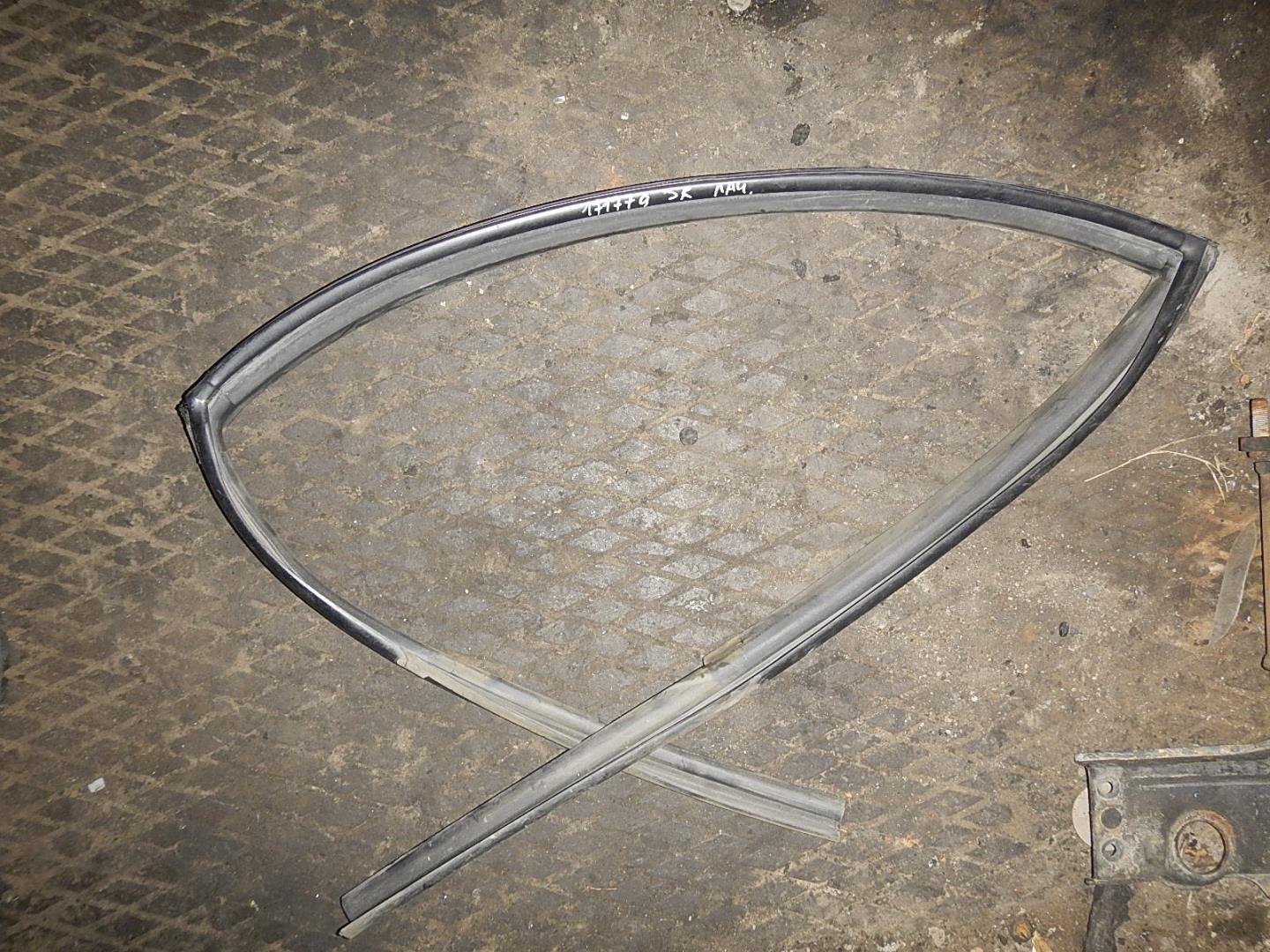 Уплотнитель стекла двери