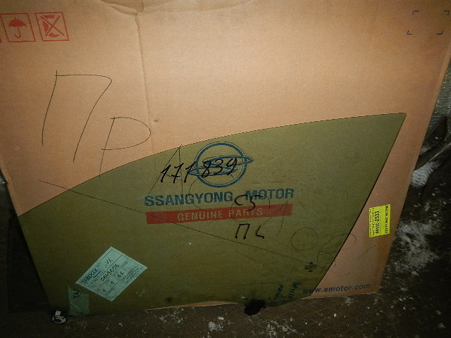 Стекло двери передней левой