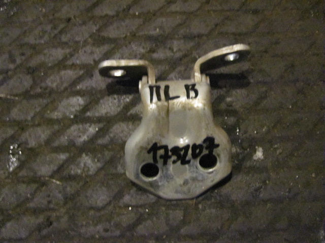 Петля двери передней левой верхняя