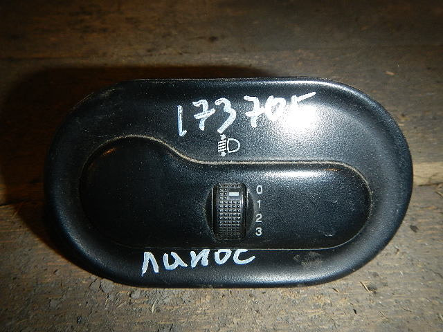 Кнопка корректора фар