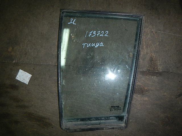 Стекло двери задней левой (форточка)