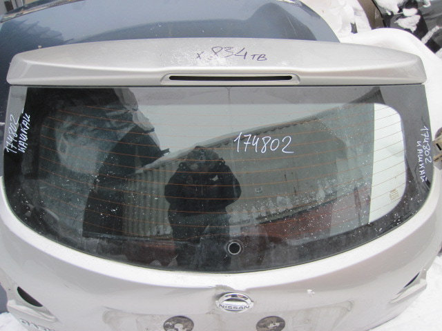 Стекло двери багажника