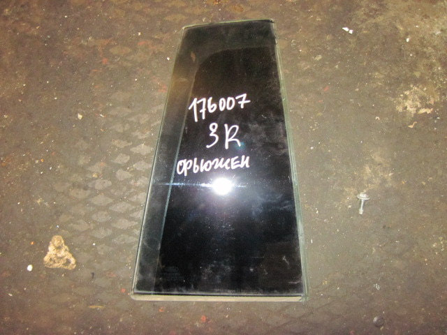 Стекло двери задней правой (форточка)