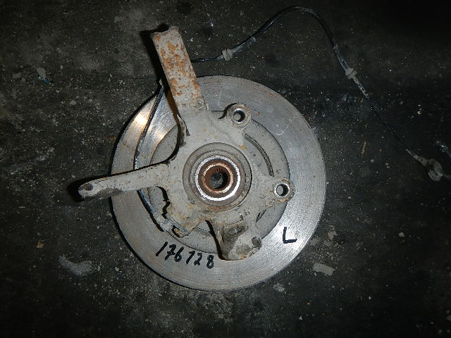 Кулак поворотный передний левый