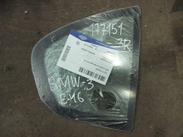 Стекло двери задней правой (форточка)