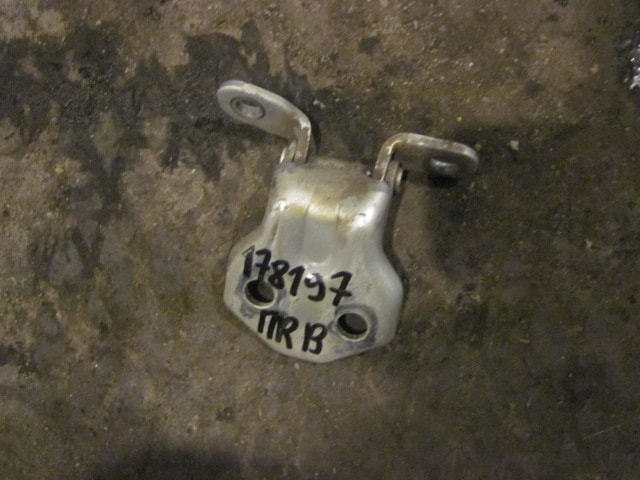 Петля двери передней правой верхняя