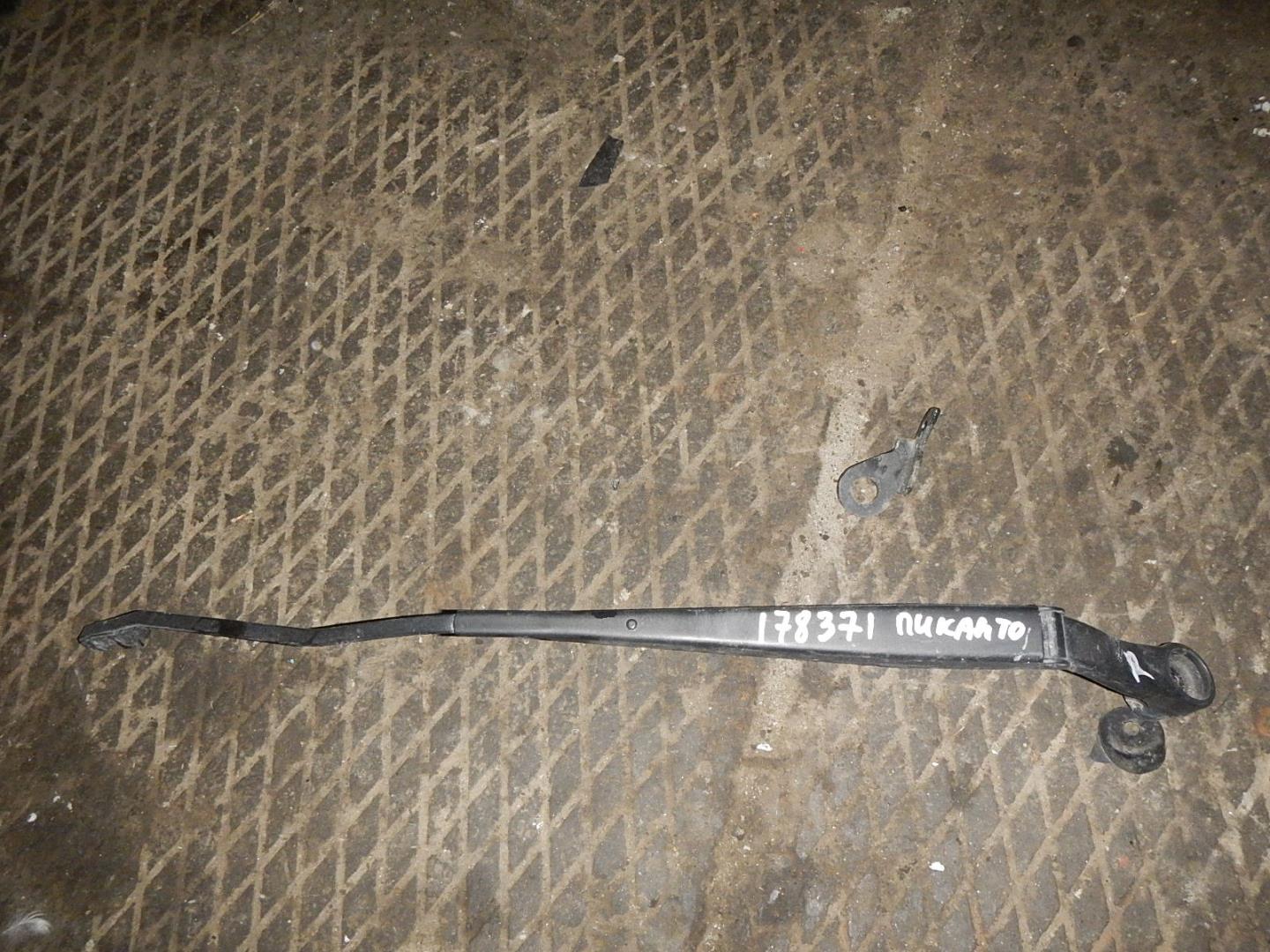 Поводок стеклоочистителя передний правый