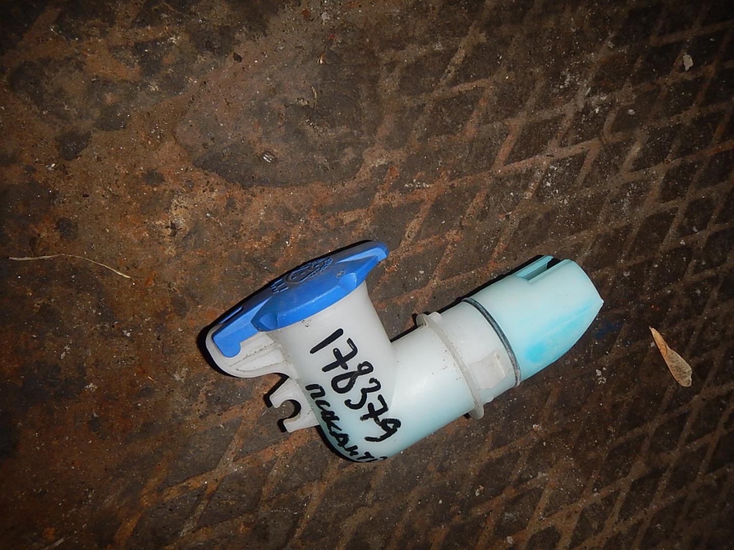 Горловина бачка омывателя