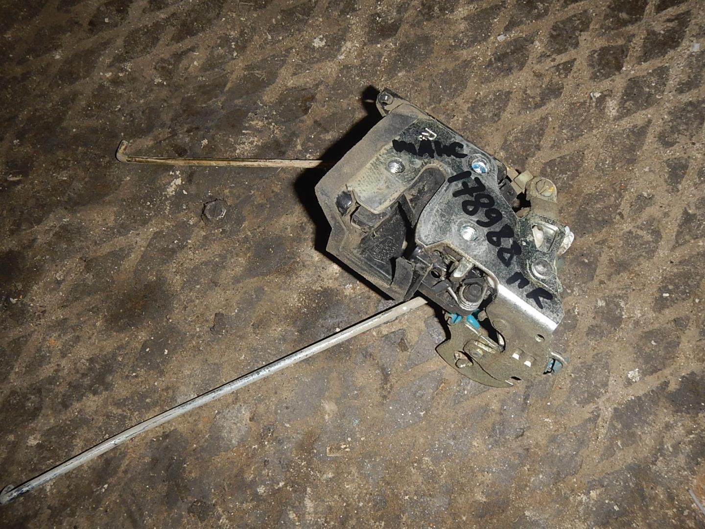 Замок двери передней правой