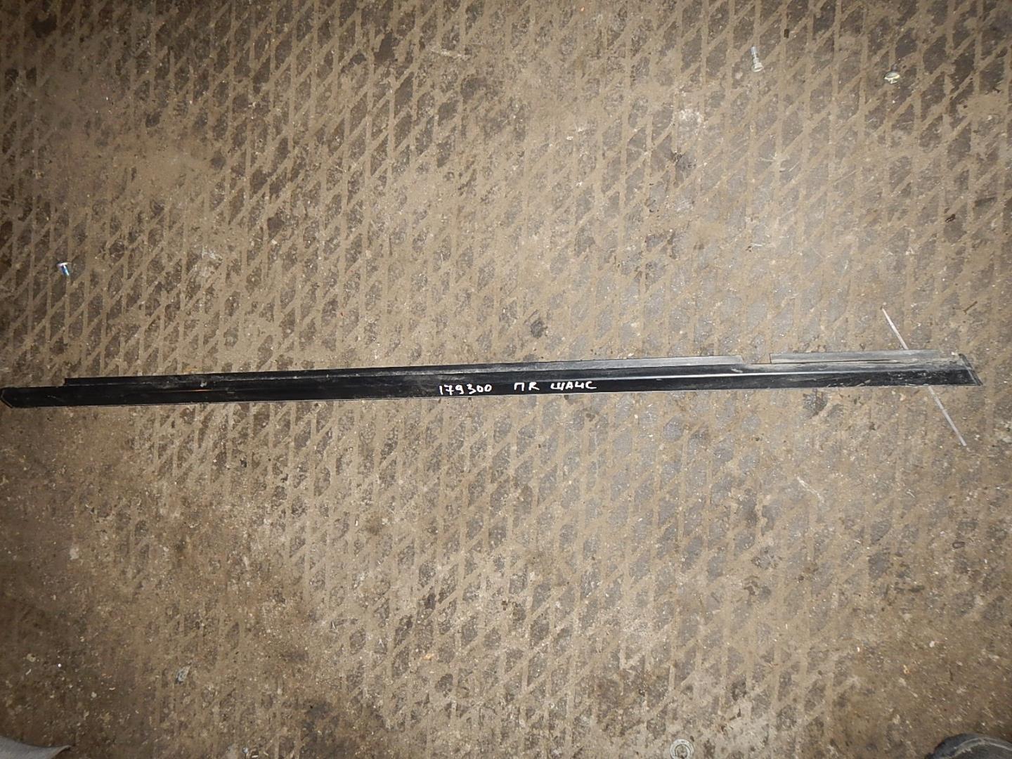 Накладка стекла переднего правого