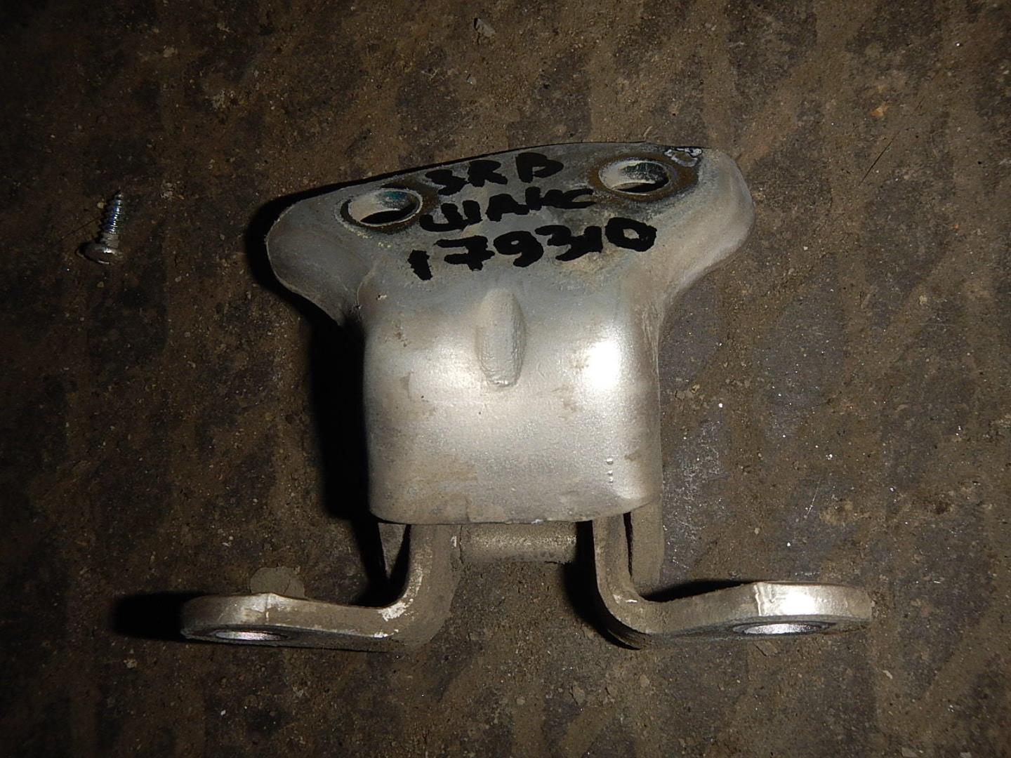 Петля двери задней правой верхняя