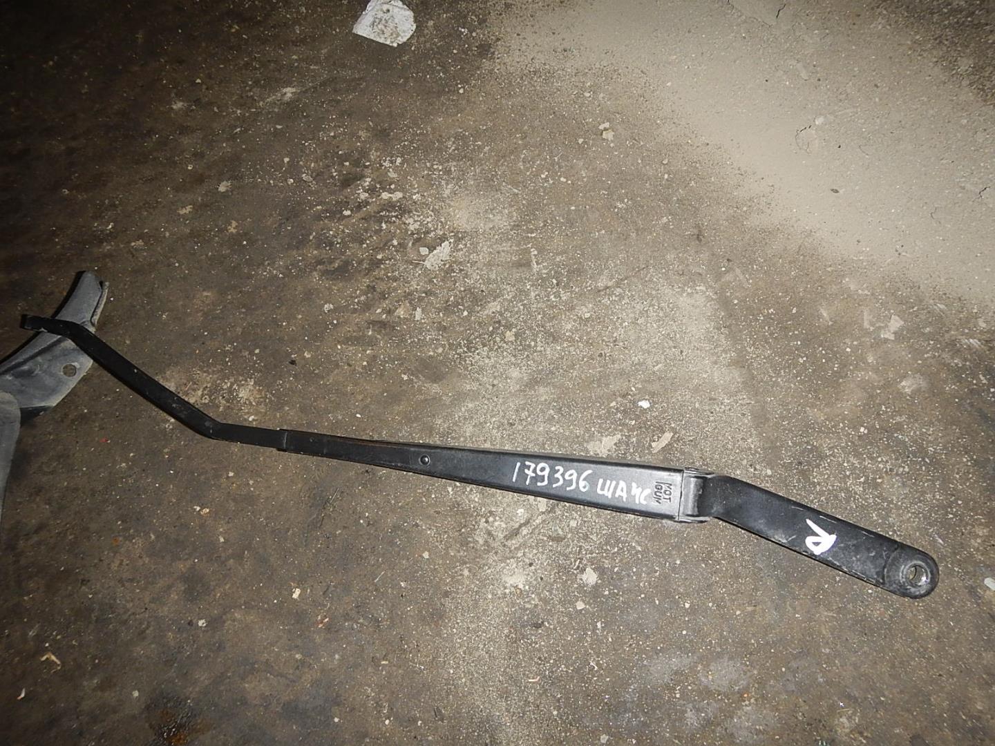 Поводок стеклоочистителя передний правый