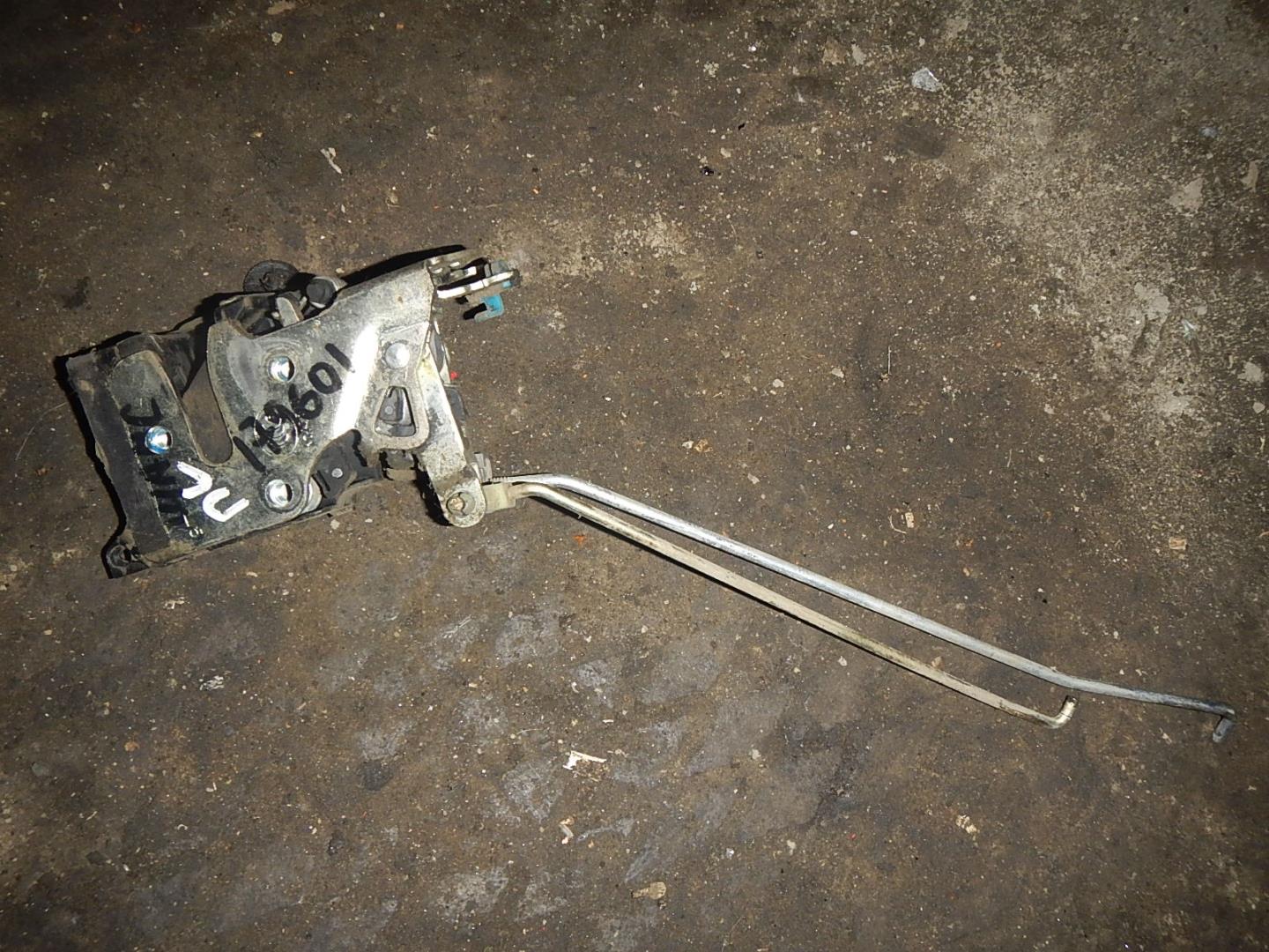 Замок двери передней левой