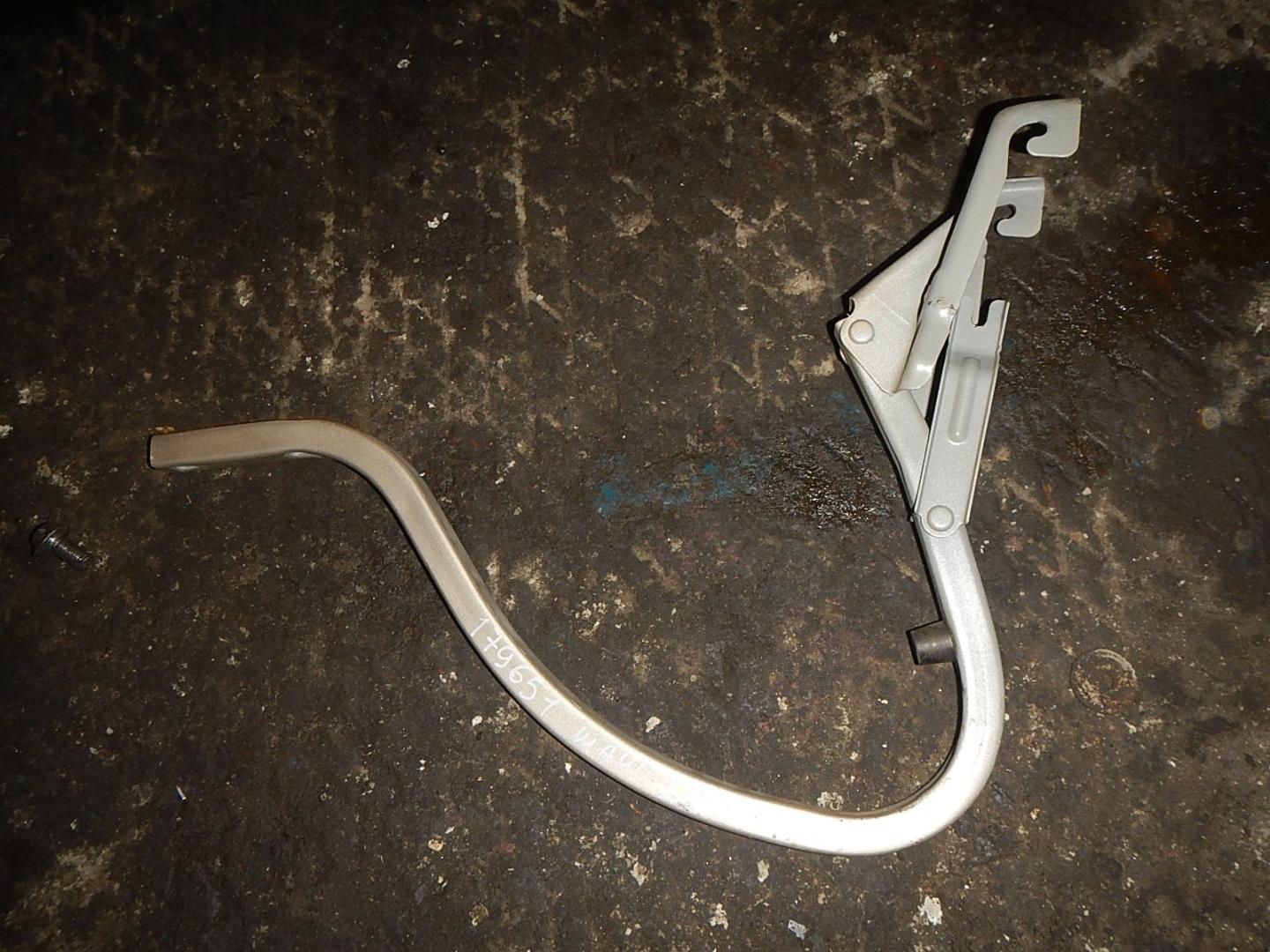 Петля крышки багажника