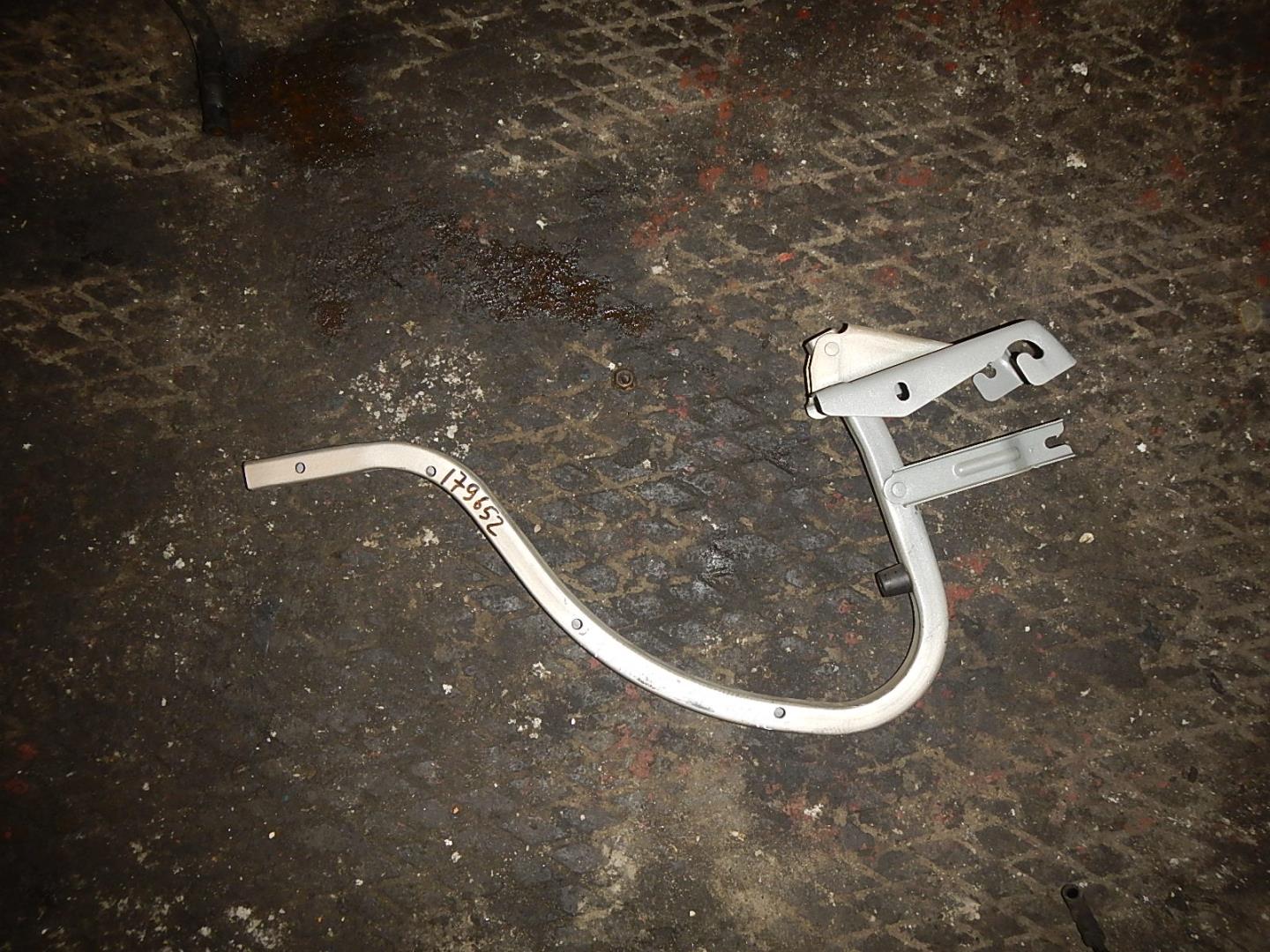 Петля крышки багажника