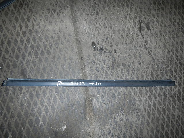 Накладка лобового стекла левая