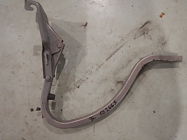 Петля крышки багажника