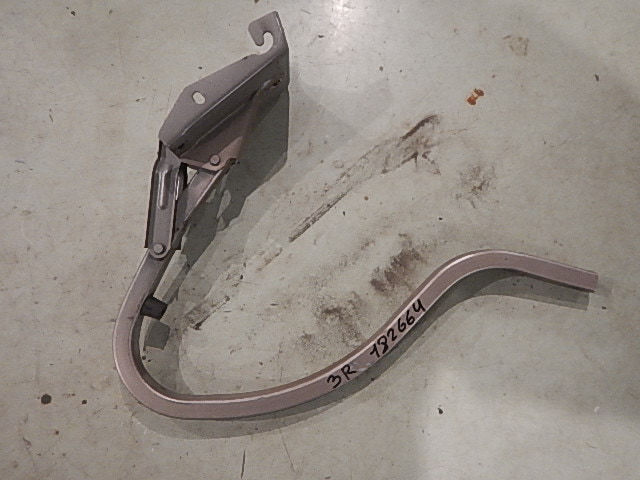 Петля крышки багажника