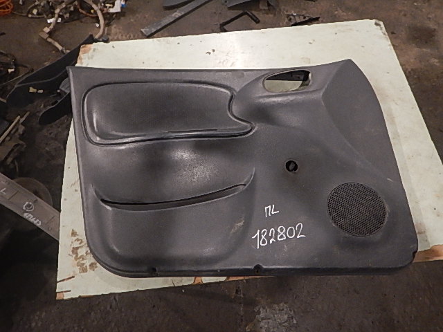 Обшивка двери передней левой