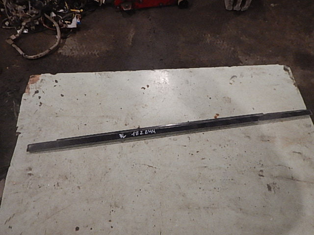 Накладка стекла заднего левого