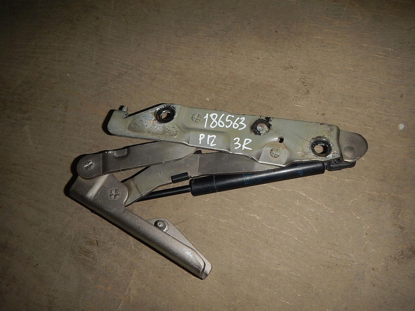 Петля крышки багажника