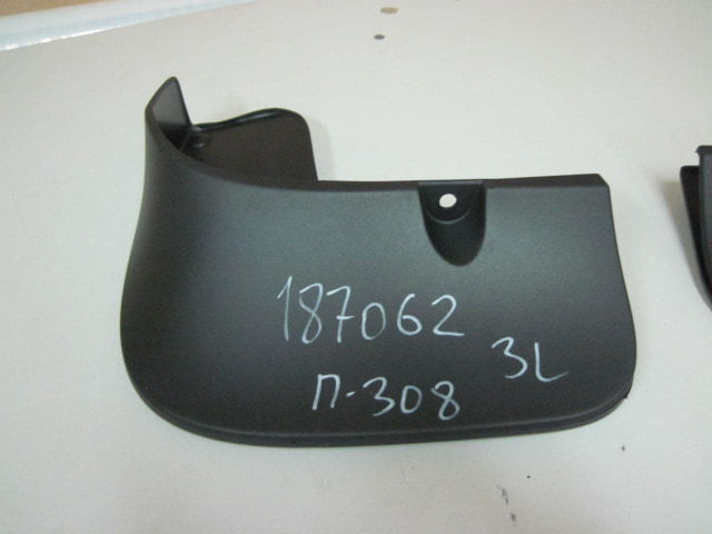 Брызговик задний левый