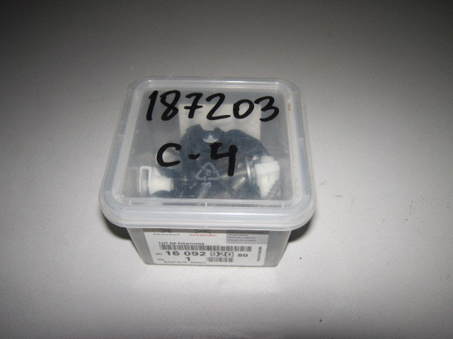 Кронштейн переднего бампера