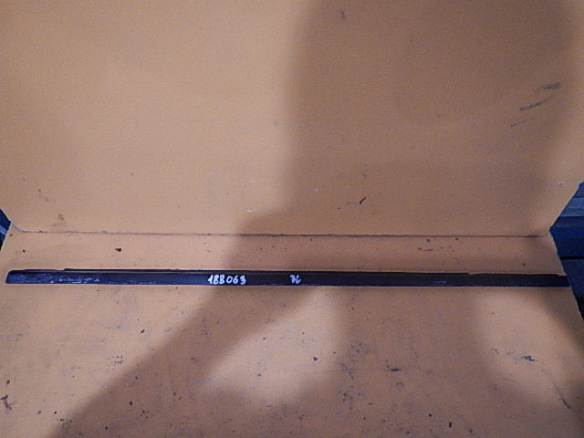 Накладка стекла заднего левого