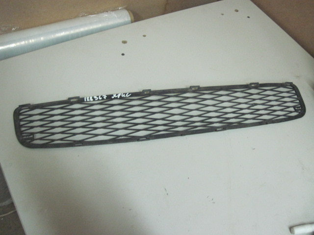Решетка в бампер центральная