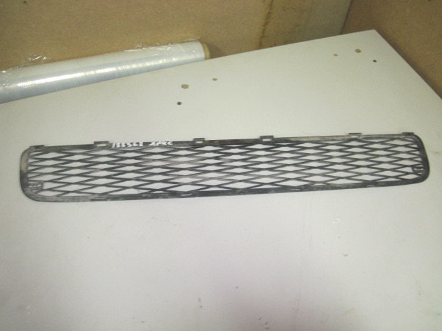 Решетка в бампер центральная