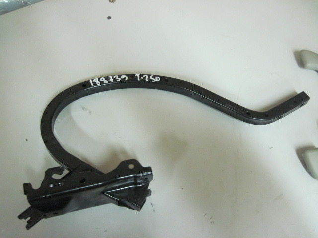 Петля крышки багажника