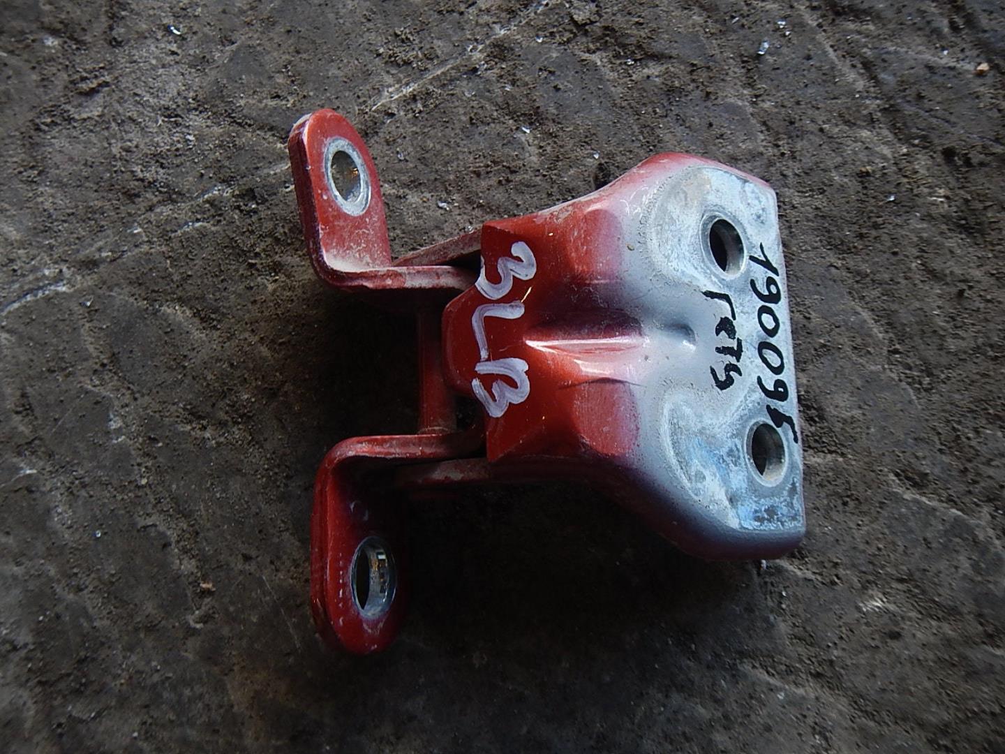 Петля двери задней левой верхняя