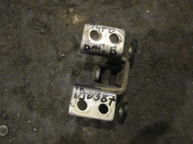 Петля двери багажника