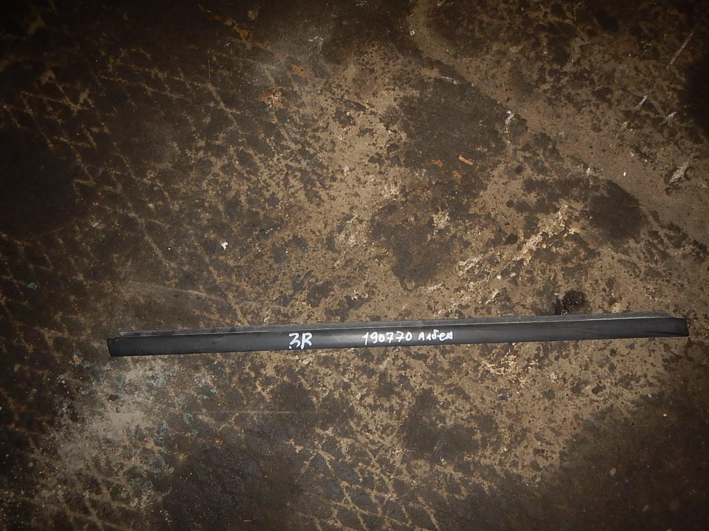 Накладка стекла заднего правого