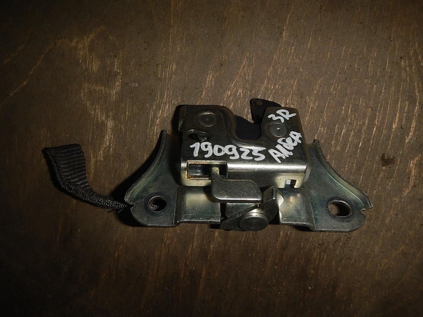 Замок спинки сиденья