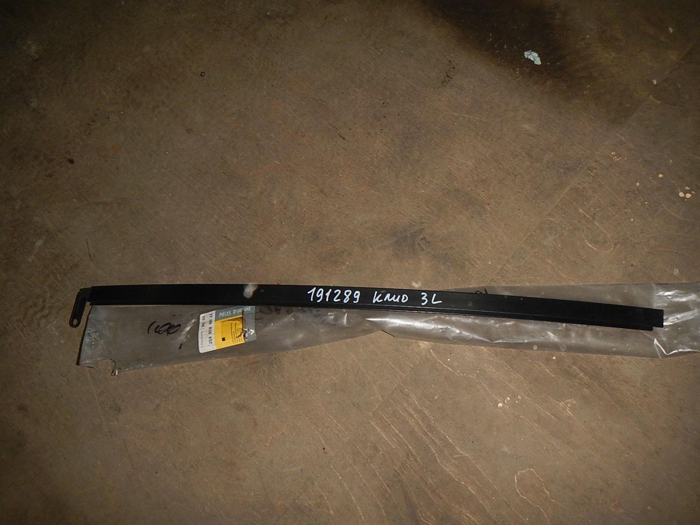 Направляющая стекла двери