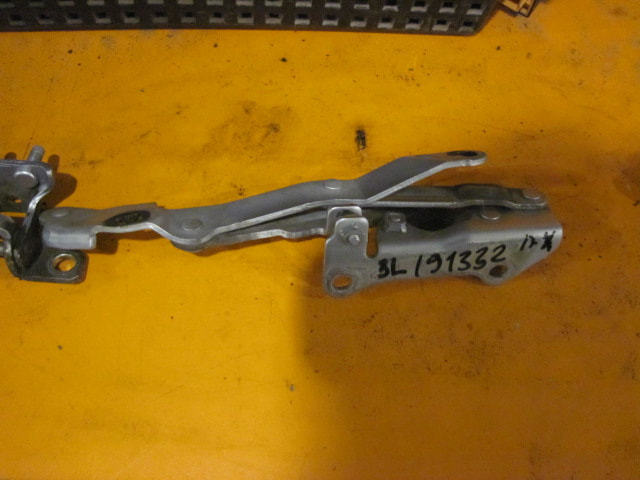 Петля крышки багажника