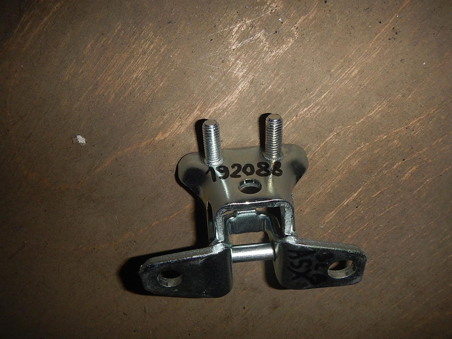 Петля двери задней левой верхняя