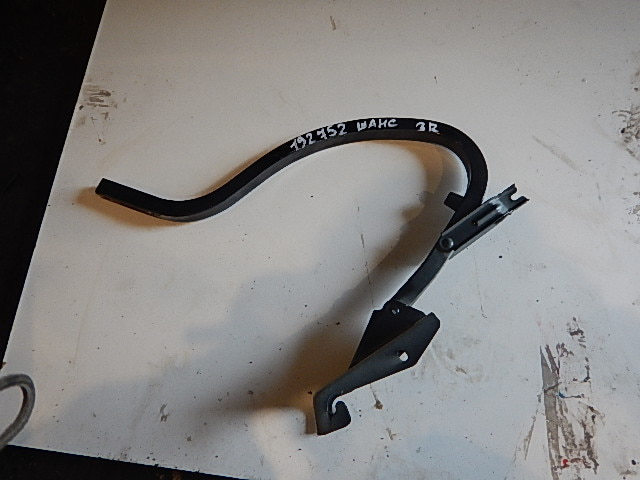 Петля крышки багажника